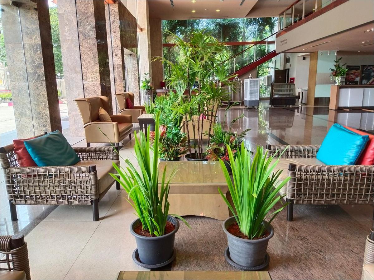 Grand Howard Hotel Bangkok Bagian luar foto